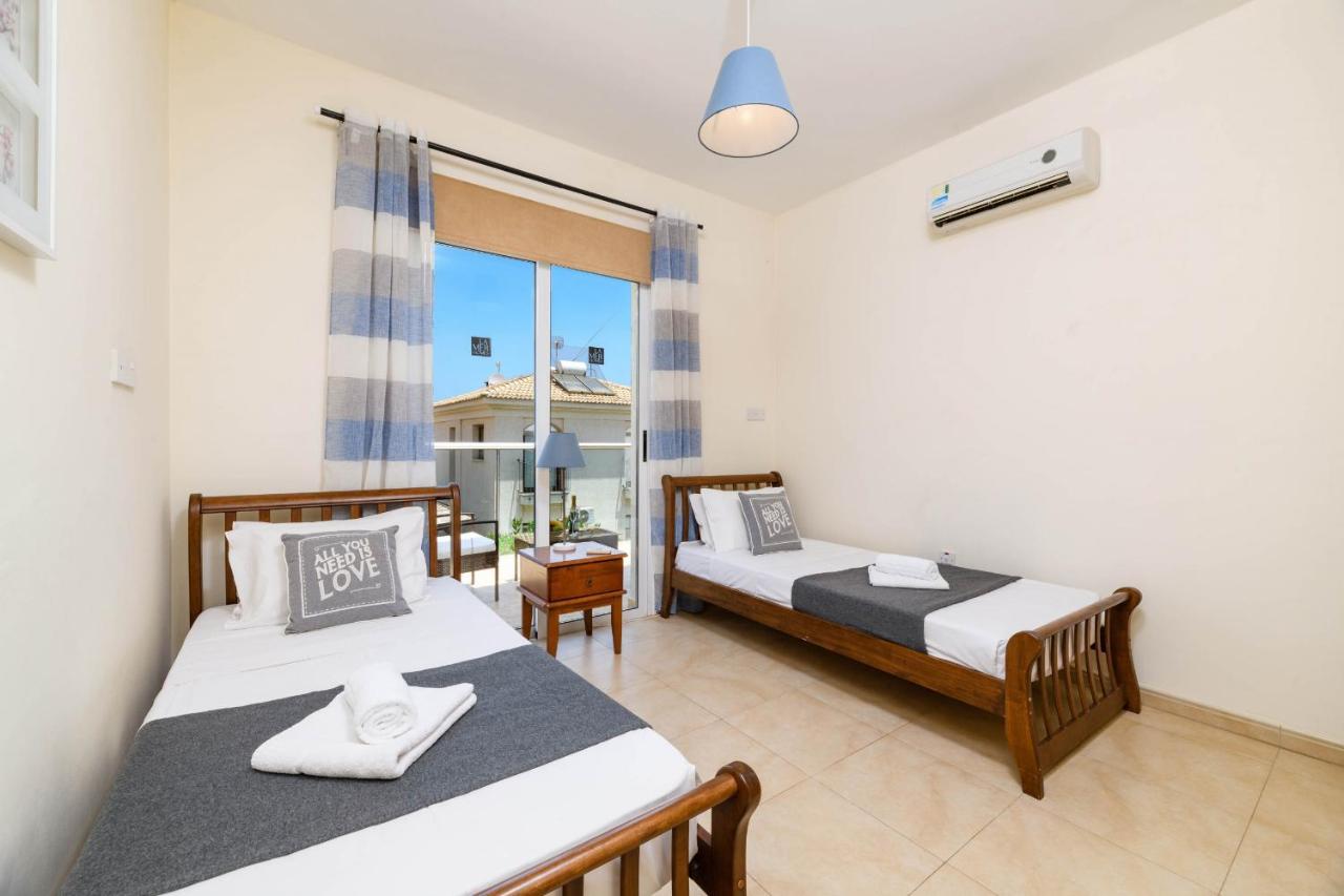 Blue Water Bay Villas Paralimni Exterior photo