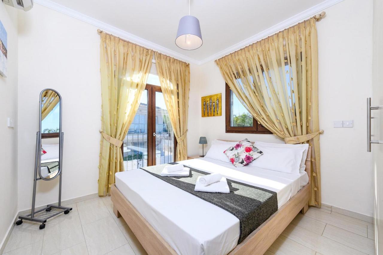 Blue Water Bay Villas Paralimni Exterior photo