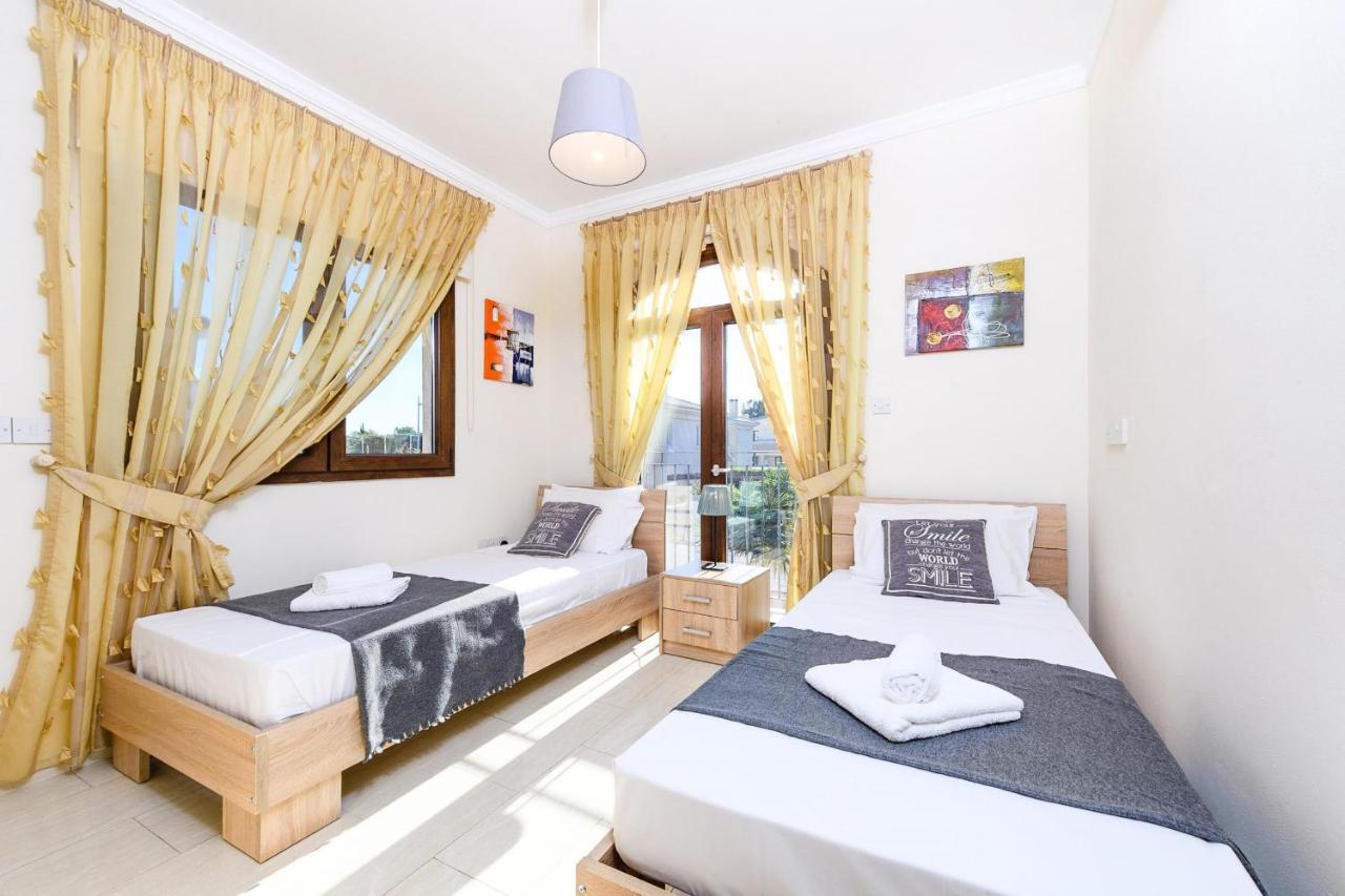 Blue Water Bay Villas Paralimni Exterior photo