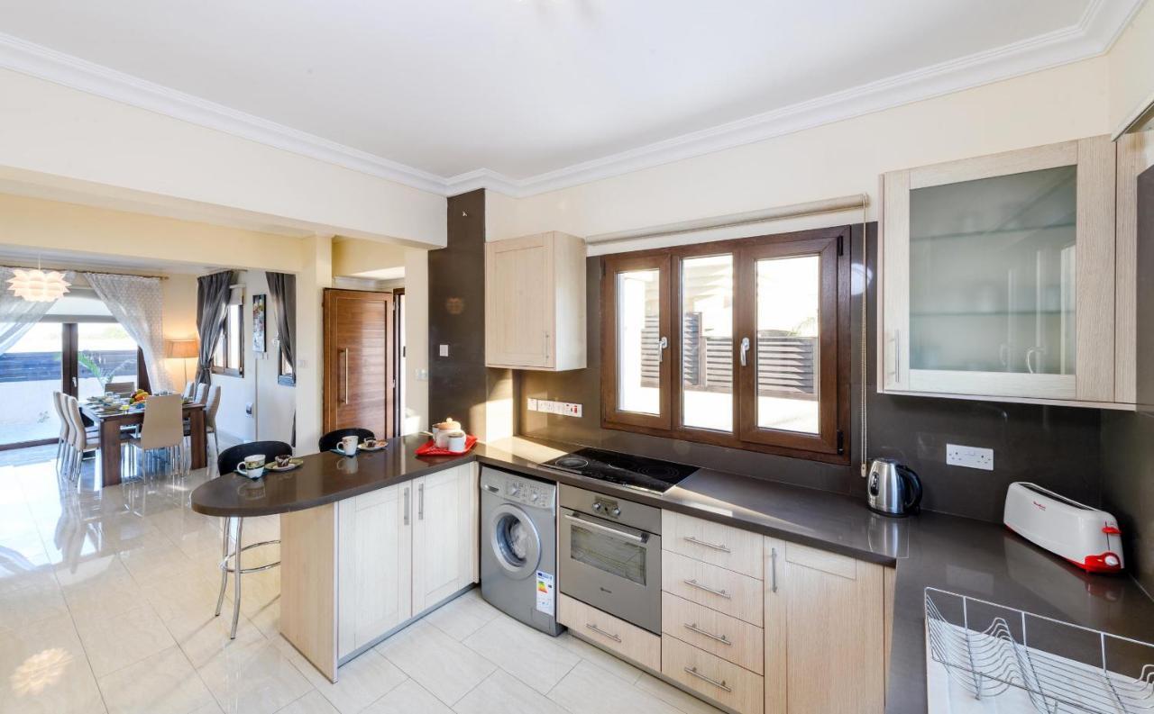 Blue Water Bay Villas Paralimni Exterior photo