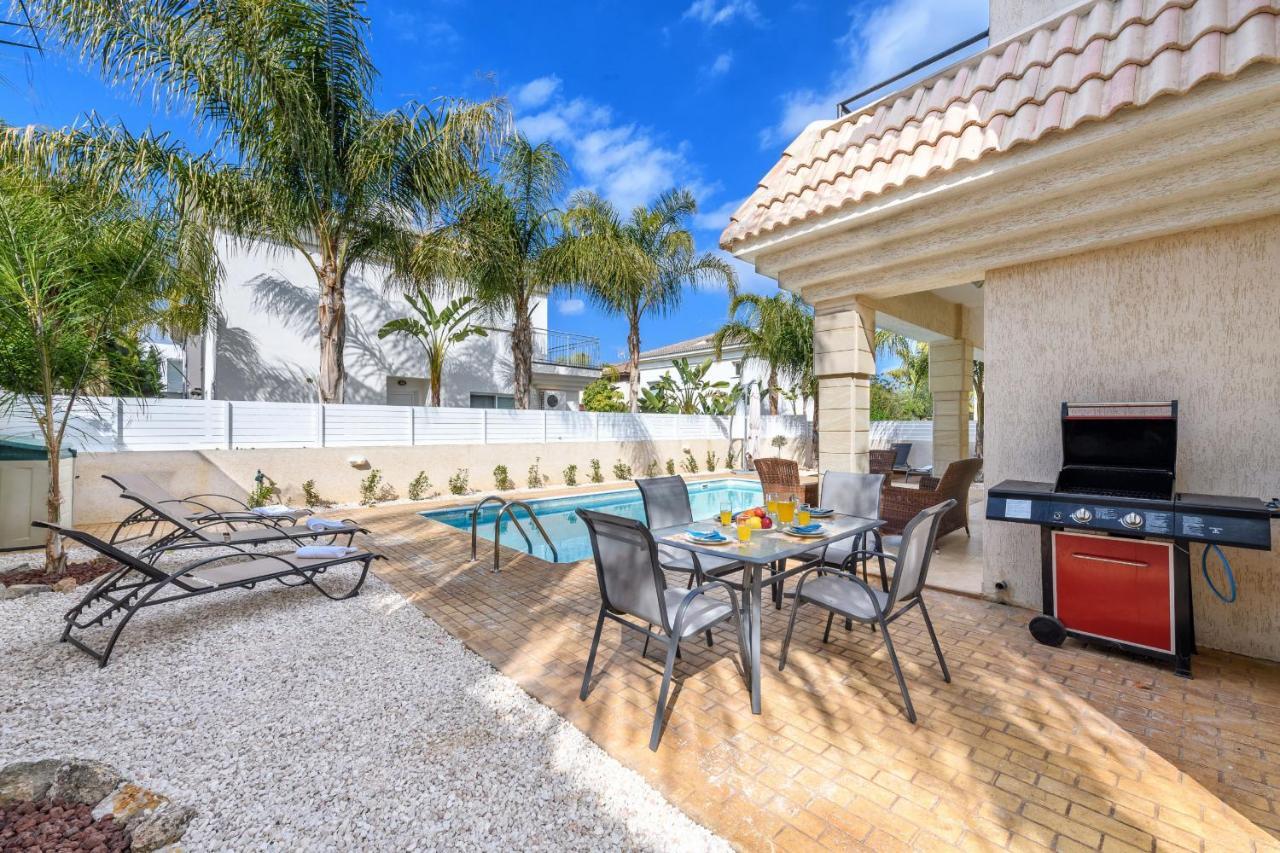 Blue Water Bay Villas Paralimni Exterior photo